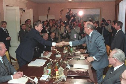818px-Gorbachev_and_Reagan_1985-9.jpg